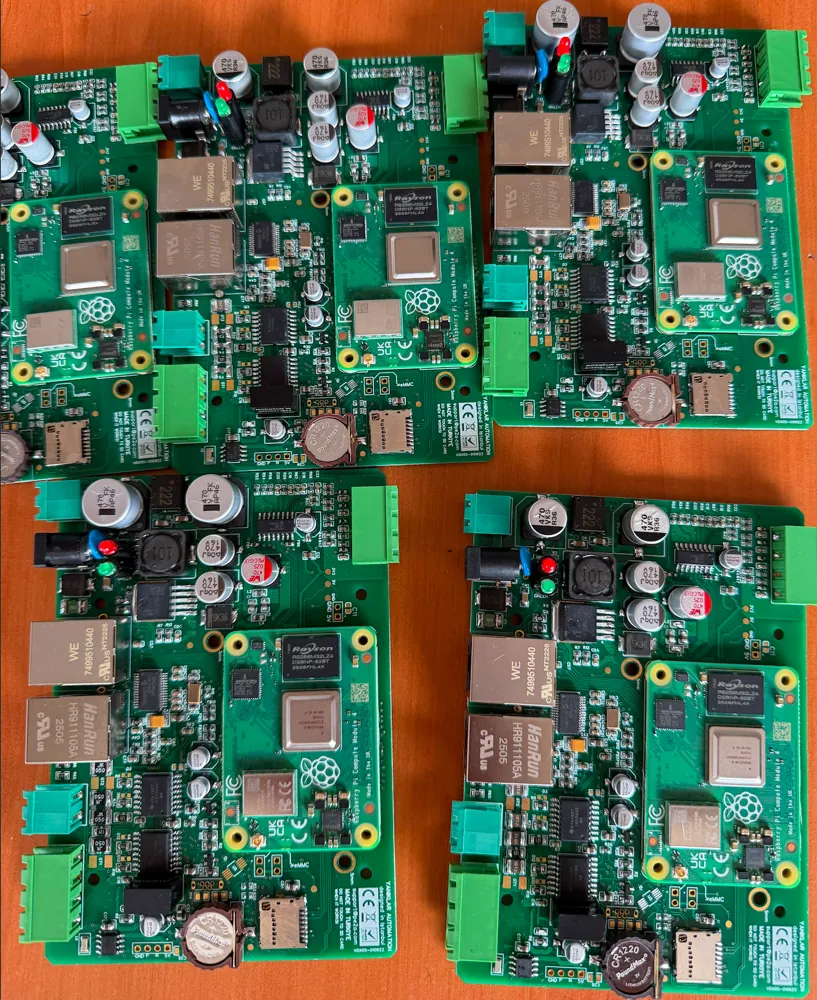 Üretimden çıkmış dört adet Raspberry Pi Compute Module taşıyıcı kart