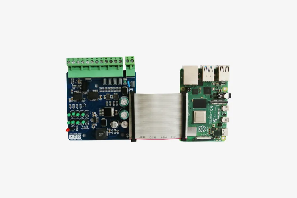 Raspberry Pi 4 ile IDC kablo üzerinden bağlanmış I/O genişletme kartı